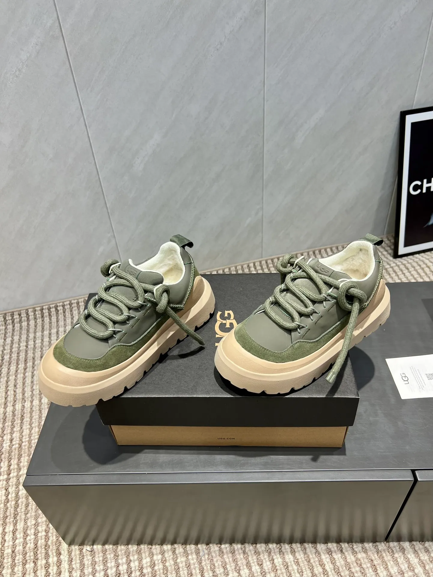 Factory: Couple P620💰 "Exclusive top version" UGG~25vs popular platform thick-soled casual shoes series... [Couple's thick-soled Maori casual shoes] A shoe that will not clash with shirts, simple partition design ➕ spotted outsole, silk curly upper, a must-have for autumn and winter, can be worn with any pants or skirt, very comfortable and good-looking... ❶Fabric: Original customized cow ➕ Sheepskin ❷Inner lining: original customized wool ❸Feet: original customized sheepskin ❹Outsole: original molded foam outsole ❺Number: 35-44 (Female 41. Male 45. Customized, non-returnable) ❻Packaging: Original full set of packaging ☀Color: Official website updated simultaneously